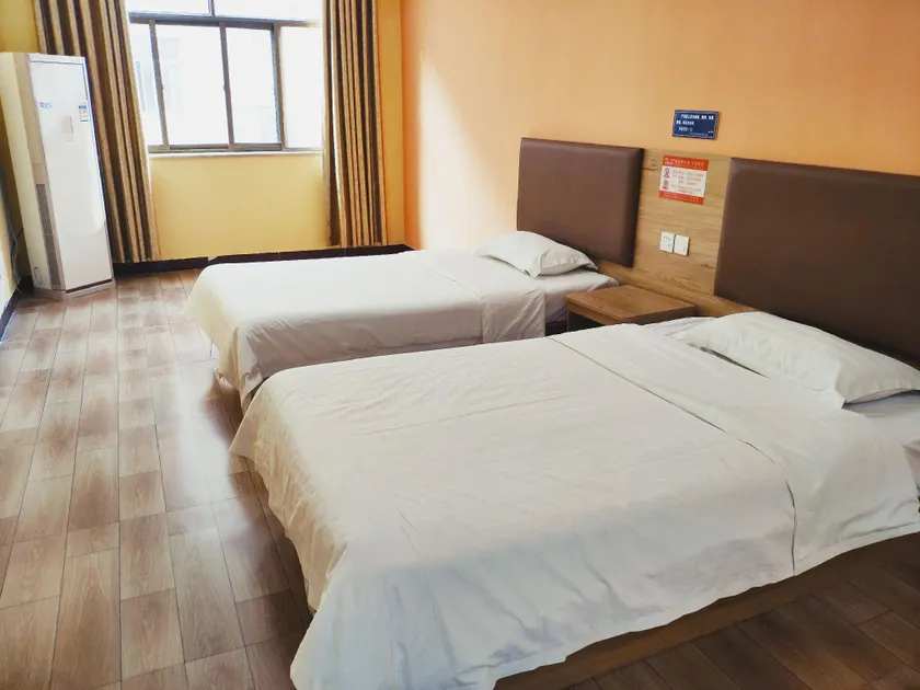 Clean Chain Hotel - Image 1