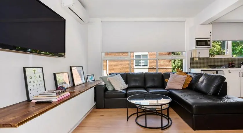The Nest Elwood - Beachside Escape with Free Parking - Image 1