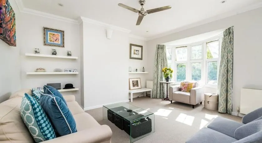 Modern 2-Bed Flat Near Tube in Vibrant Brixton - Image 1