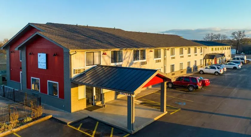 Hilltop Inn & Suites - Image 1