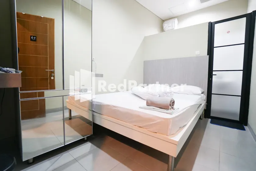 Tomang Gelong Guest House Syariah Mitra RedDoorz - Image 1