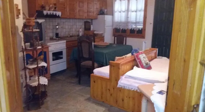 Polina House Maries - Image 1