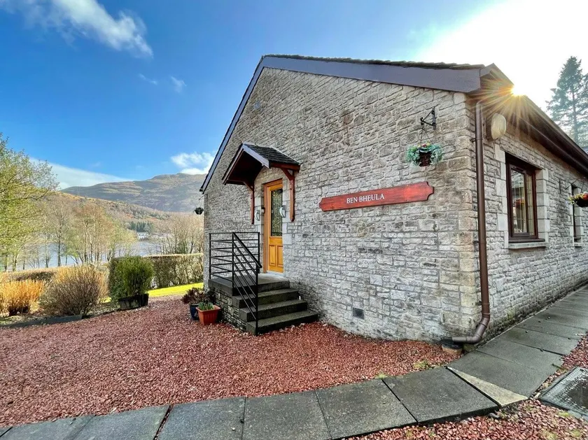 Stunning Lochside Lodge at the Foot of The Cobbler - Image 1