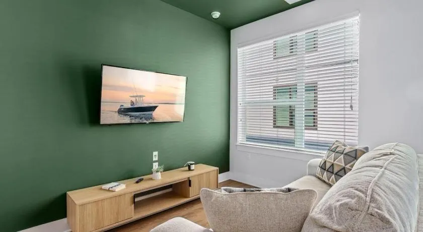 Stylish Studio in Amazing Location Free Parking - Image 1