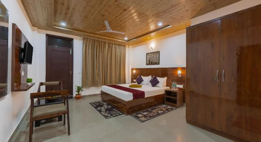 DUSK VIBES near mall roade kasauli Entire 1-bedroom with private balcony with delicious food - Image 1