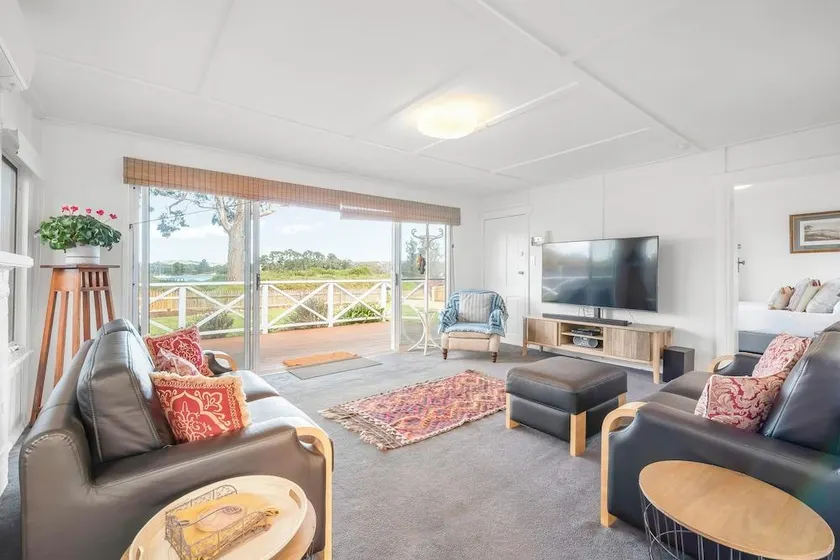 Mandalay Beach House on Pipe Clay Lagoon - Image 1