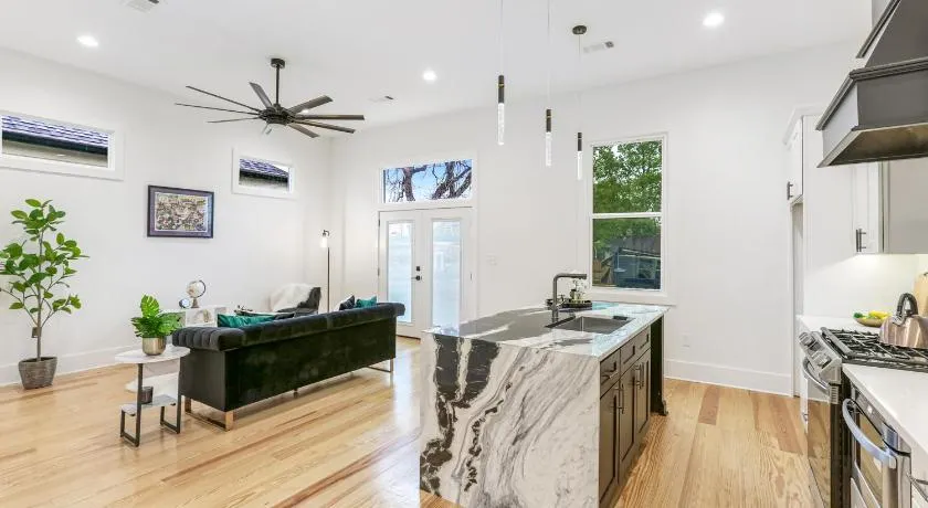 The Royal Haus NOLA 3 Bed Beauty - Image 1
