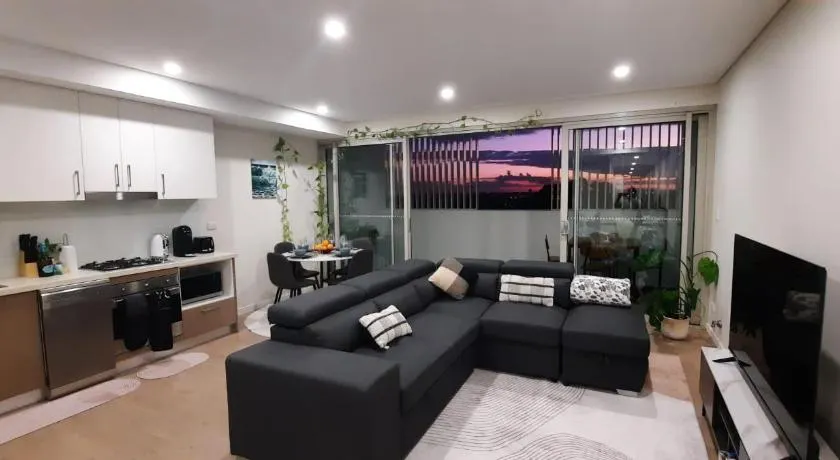 Stylish 1Bedroom Apartment with Study and Parking Near Sydney Airport - Image 1