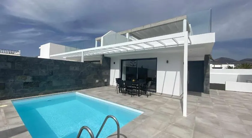 Vuelo, Villa con piscina y barbacoa para disfrutar - Image 1