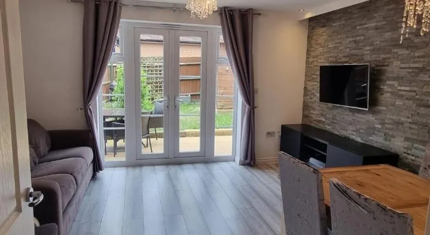 Cosy 2 bed house in Aylesbury - Image 1