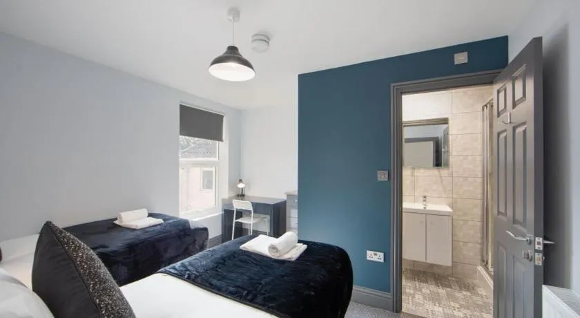 Central Ashford 5 Bedroom Home with en-suites - Image 1