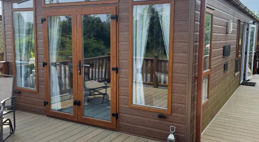 Fern Lodge with Hot Tub - Image 1
