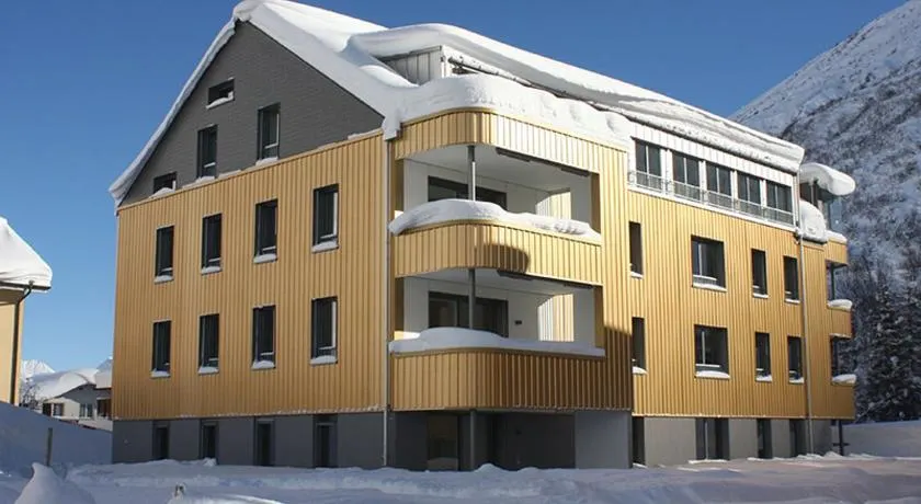 Realp-Andermatt 3,5 locali giardino privato In mezzo la natura, spettacolare per appassionati montanbike, pesca ecc In inverno fai sci di fondo dal giardino e con il treno davanti a casa si raggiunge in 5min il comprensorio scistico di Andermatt - Image 1