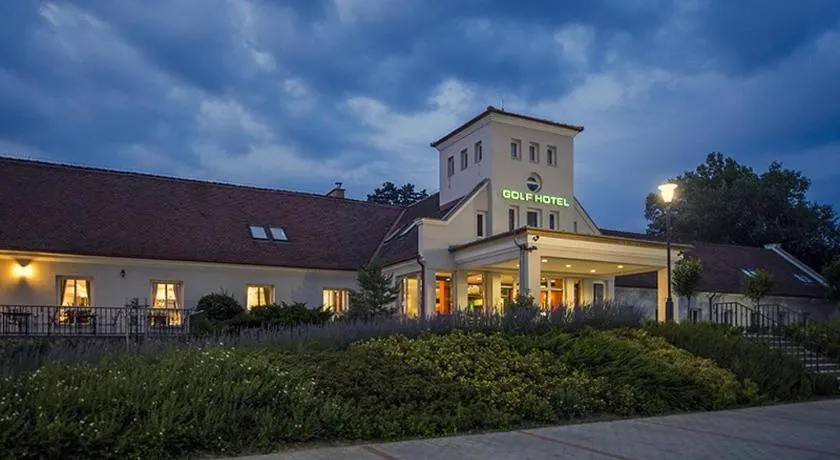 Old Lake Golf Hotel - Image 1