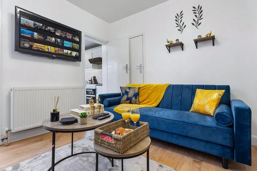 Homely 3BR Watford|Office & Garden|10 min to Tube - Image 1