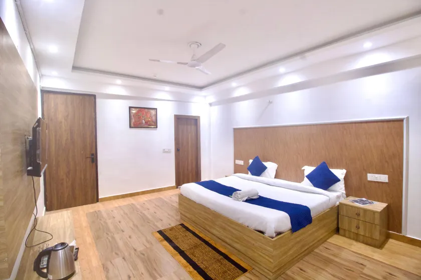 Golden Leaf Inn - Noida - Image 1