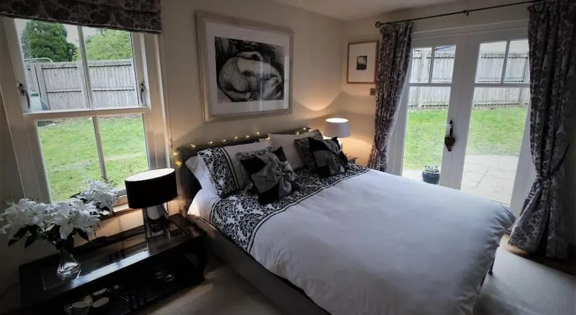 Loch Lomond Unique Selfcontained bed+bathroom - Image 1
