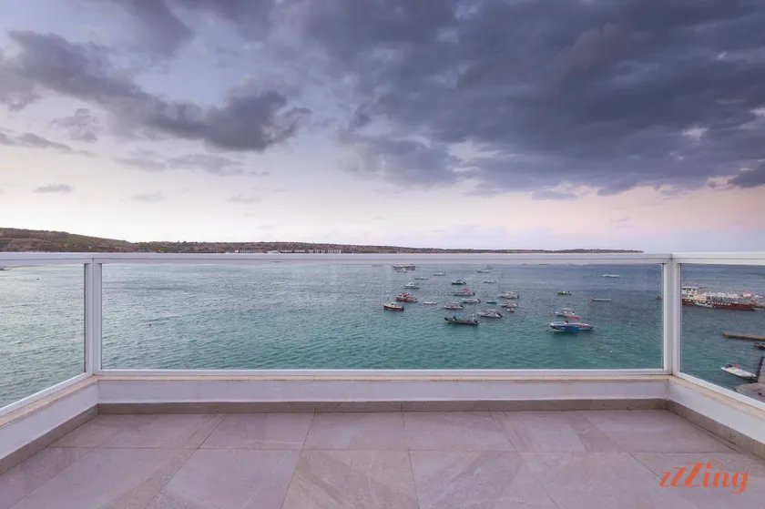 Pretty Beachfront Penthouse in Mellieha - Image 1