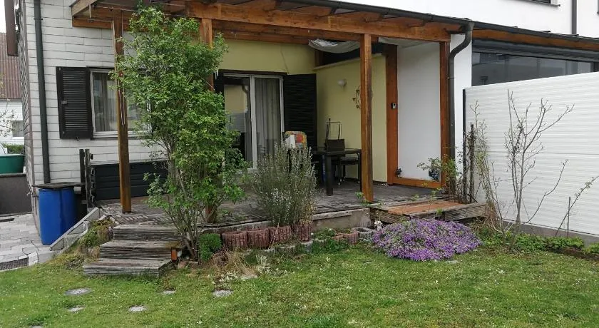 Doppelhaushälfte mit Garten - Image 1