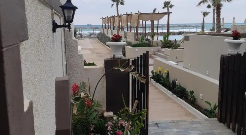 Chrispa's House Beachfront Bliss & Stunning Views 50m from the beach - Image 1