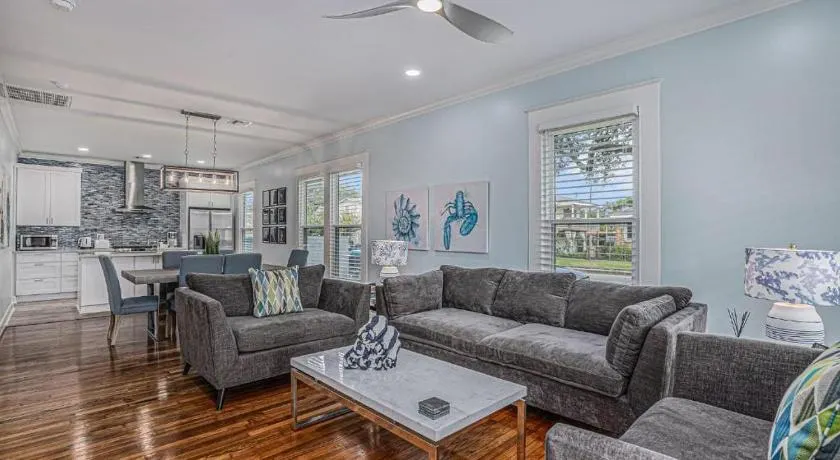 Luxury Designer Coastal Villa Bright Beautiful - Image 1