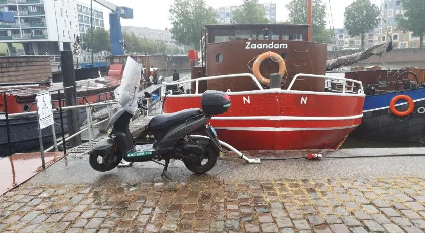 Boat Hotel SIX Rotterdam - Image 1
