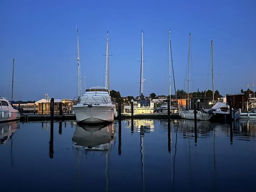 Premium Houseboat Blue Lagoon - Image 1