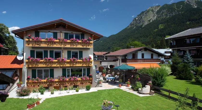 Alpenflair Ferienwohnungen Gästehaus Tepferdt - Image 1