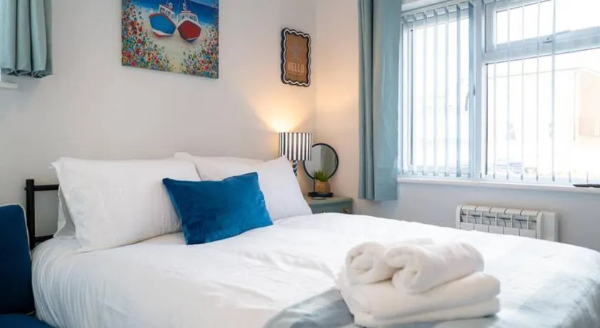The Little Blue House by Sheppey Stays -Cosy 2BR Blue House - Near Docks with Parking & Garden - Ideal for Contractors & Families - Image 1