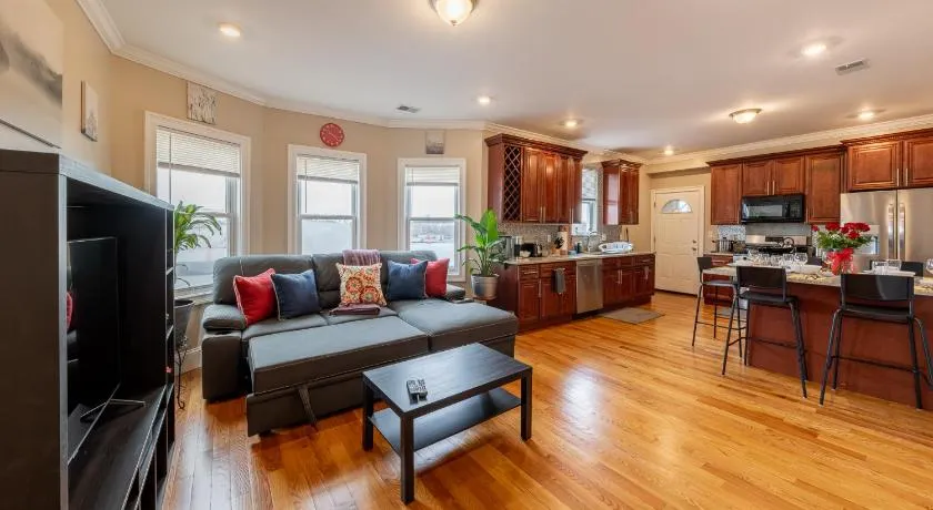 90 - 4BR Dorchester - Cozy Apt near Marina Bay & Parks - Image 1