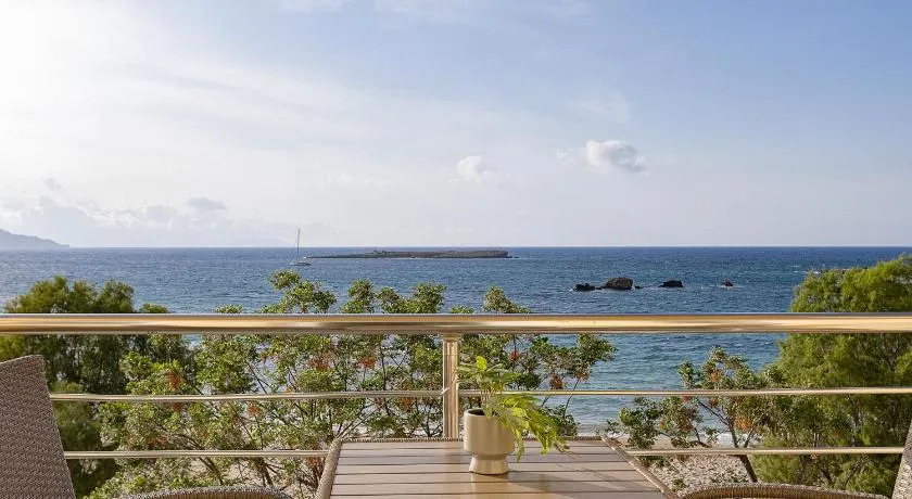 Neachora Beachfront Suites - Image 1
