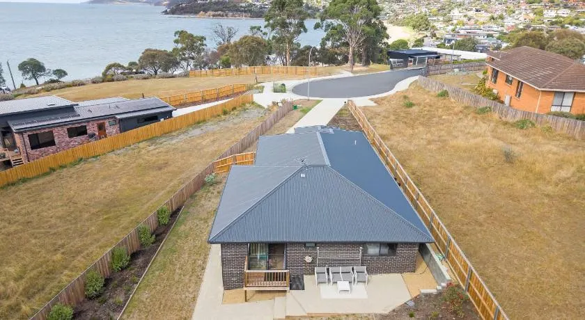 Gorgeous 4 Bedroom House - Blackmans Bay - Image 1