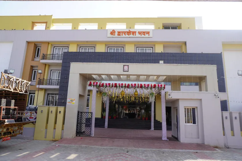 Hotel Shree Dwarkesh Suites & Family Rooms Near Khatu Shyam Temple - Image 1