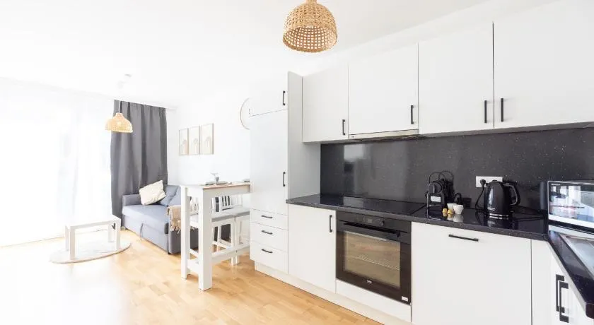 Deluxe Apartment with garden! Free Garage Parking included! Near SCS & Industry Center NÖ - Image 1