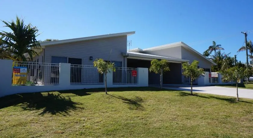 Seadaze 1 Rainbow Beach - Image 1