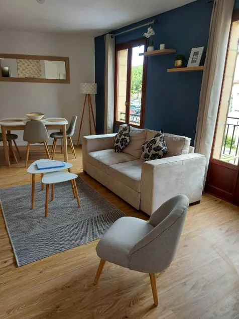 Lumineux au coeur Sarlat avec balcon et parking privé - Image 1