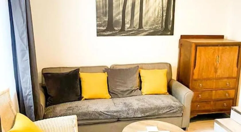 Gravesend 2 Bedroom Spacious Stylish Apartment - Sleeps upto 6 - 2 Min Walk to Station - Image 1