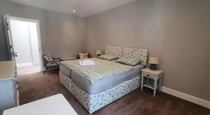 Place to Stay in Thames Ditton - Image 1