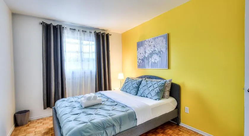 Beautiful and Cozy 3BR in Montreal West Island - Image 1