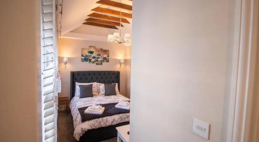 Grand 1 bed Georgian Suite at Florence House, in the heart of Herne Bay and 300m from beach - Image 1