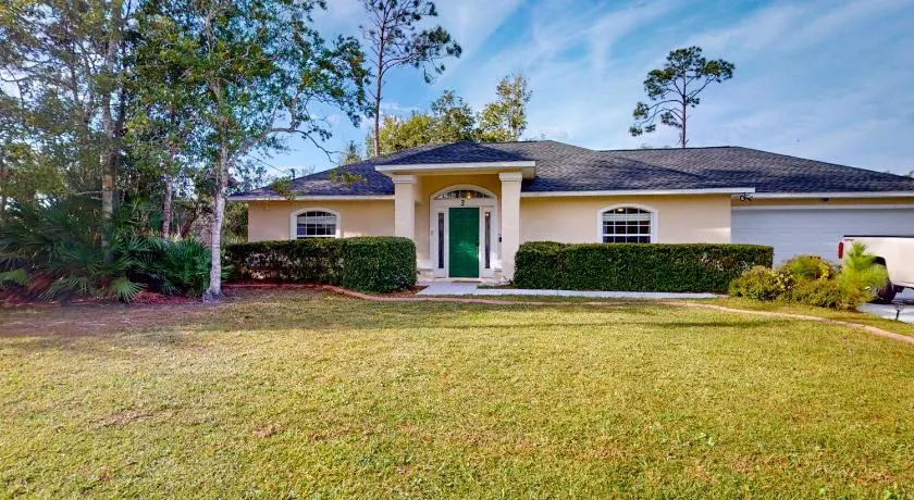 Spacious home with enclosed pool, open layout, washer/dryer, internet, & AC - Image 1