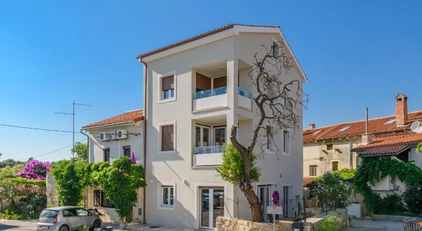 Apartamento totalmente equipado con terraza - Image 1