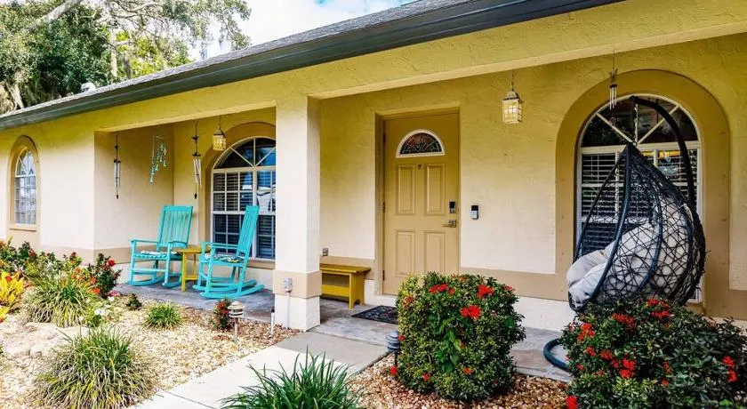Sunny Oasis Getaway -Heated Pool-Mini Golf-Near Beach - Image 1