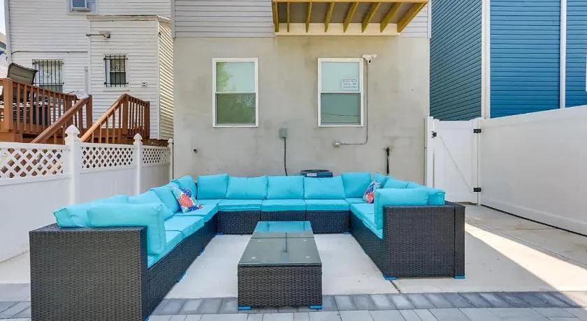 Modern City Getaway Near Downtown Newark & NYC - Image 1