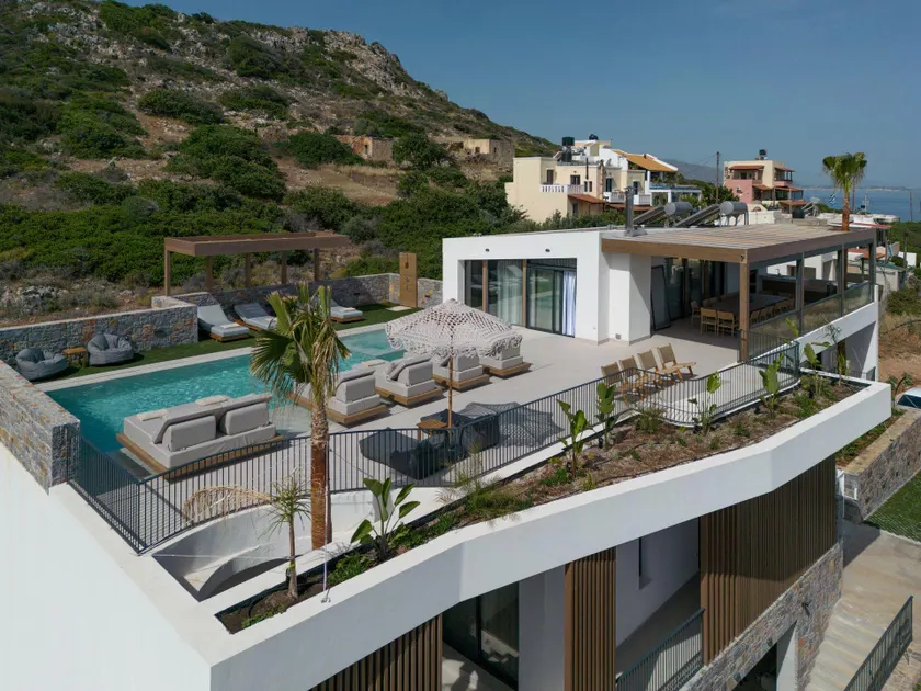 7 Bedrooms Villa with Rooftop Heated Pool - Image 1
