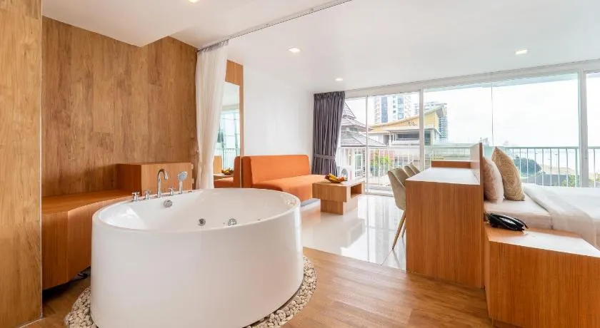 Rodina Beach Hotel - Image 1