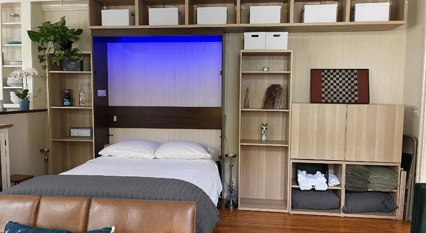 Romantic Studio Apt in Historic Downtown Savannah - Image 1