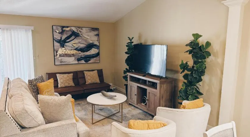 3 Bedroom Townhouse Near SGMC & Downtown Sleeps 10 - Image 1