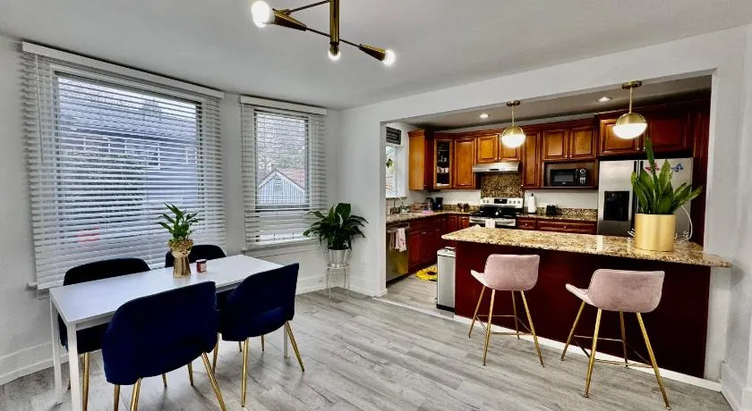 2nd Floor House with 2 Queen Bedrooms and Extra Sofa Bed Located 10 minutes from SeaTac Airport and 20 minutes from Downtown Seattle - Image 1
