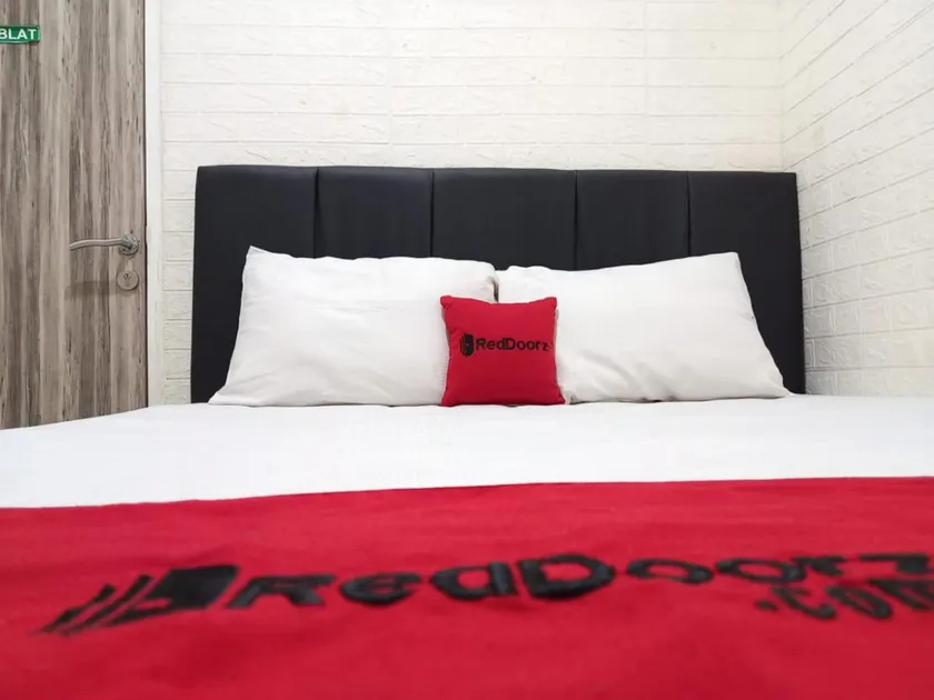 RedDoorz at Luxury Homestay near Aloha Waru Surabaya - Image 1